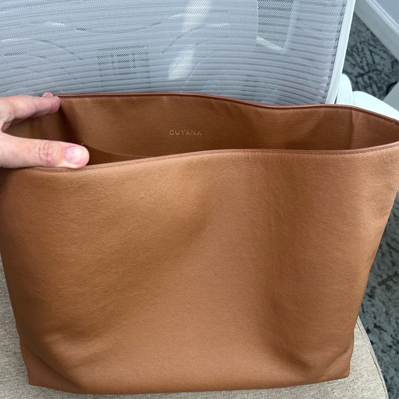 Cuyana - Classic Structured Leather Tote with organizer insert. Like new!! - Picture 6 of 6